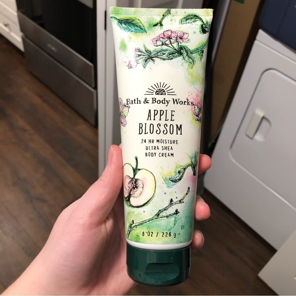 Bath and Body Works New APPLE BLOSSOM Ultra Shea Body Cream ~ 8 fl.oz.